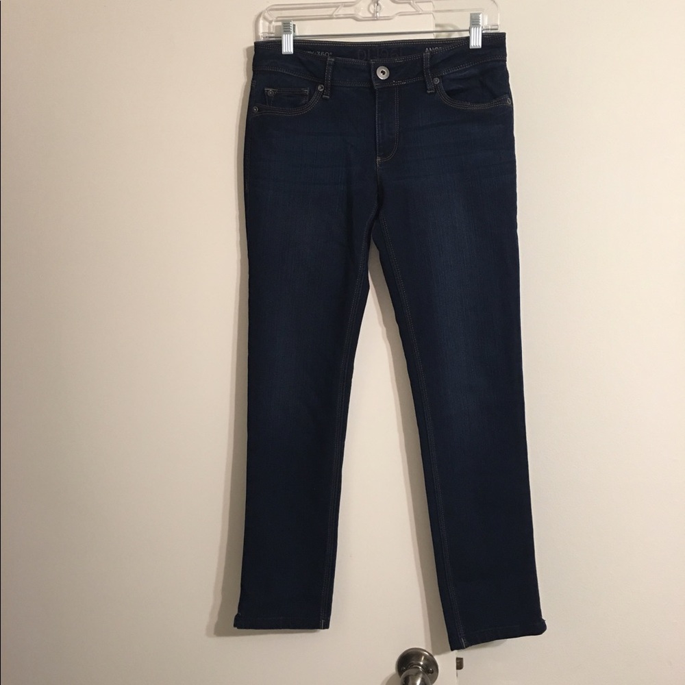 DL1961 MID RISE 4-WAY 360 STRETCH JEANS IN EUC SIZE 27